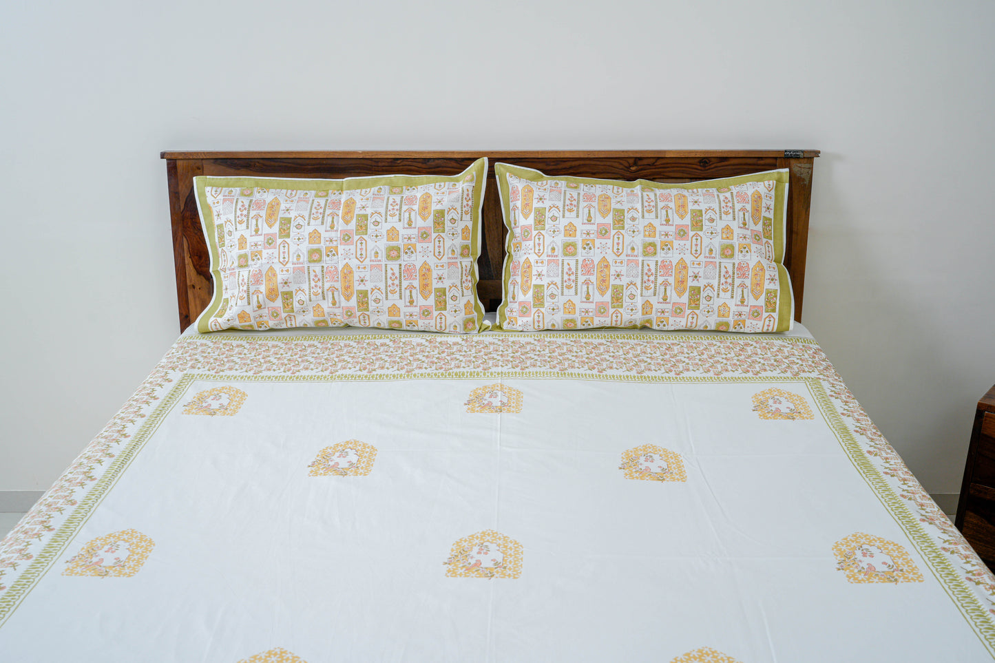 Jharoka| Handblock printed Bedsheet|Double bed: King Size |400 TC Premium Cotton| Complementing pillow covers