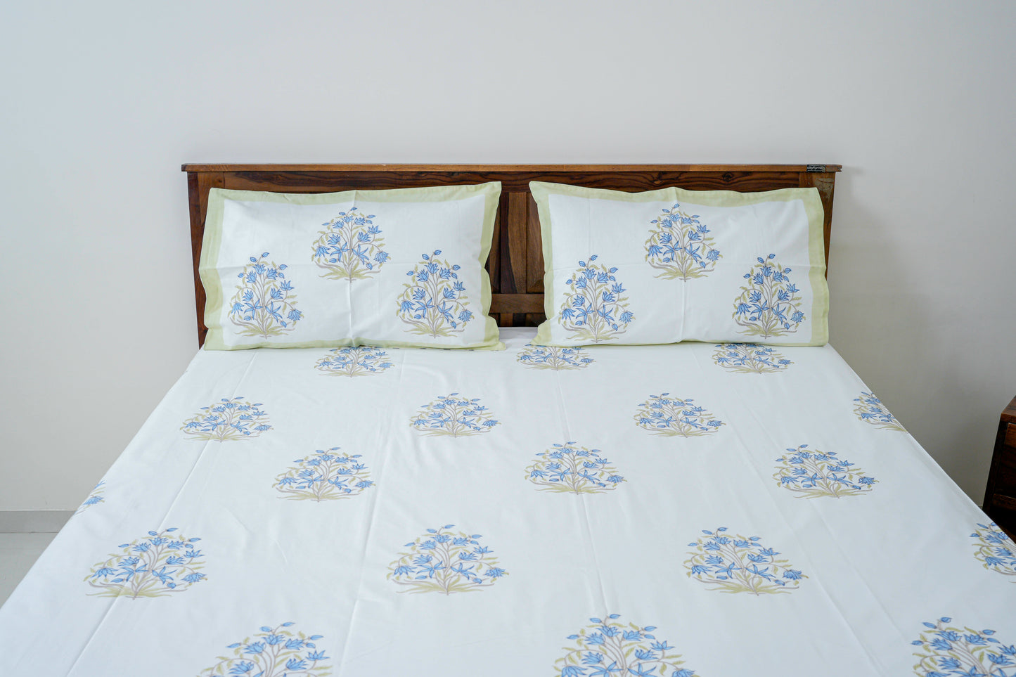 Pretty Jasmines |Handblock printed Bedsheet|Double bed: King Size |300 TC Premium Cotton|Reversibe pillow covers