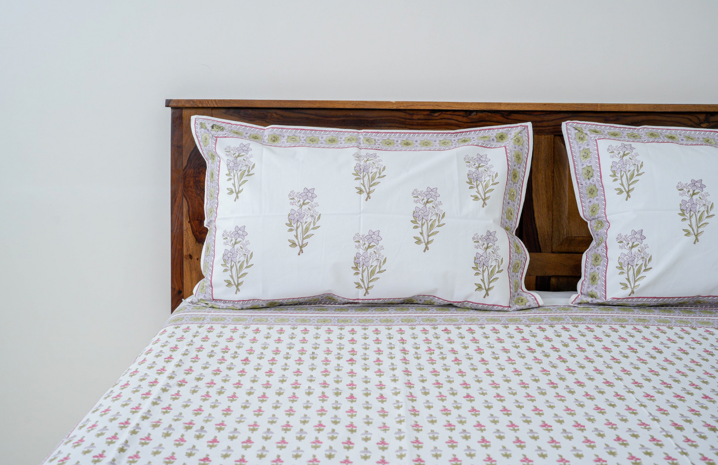 Dainty beauty | Handblock printed Bedsheet|Double bed: King Size |400 TC Premium Cotton| Complementing pillow covers