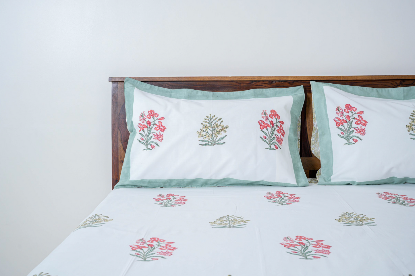 Lal pile phool |Handblock printed Bedsheet|Doublebed: Queen Size|300 TC Premium Cotton|Complementing pillow covers