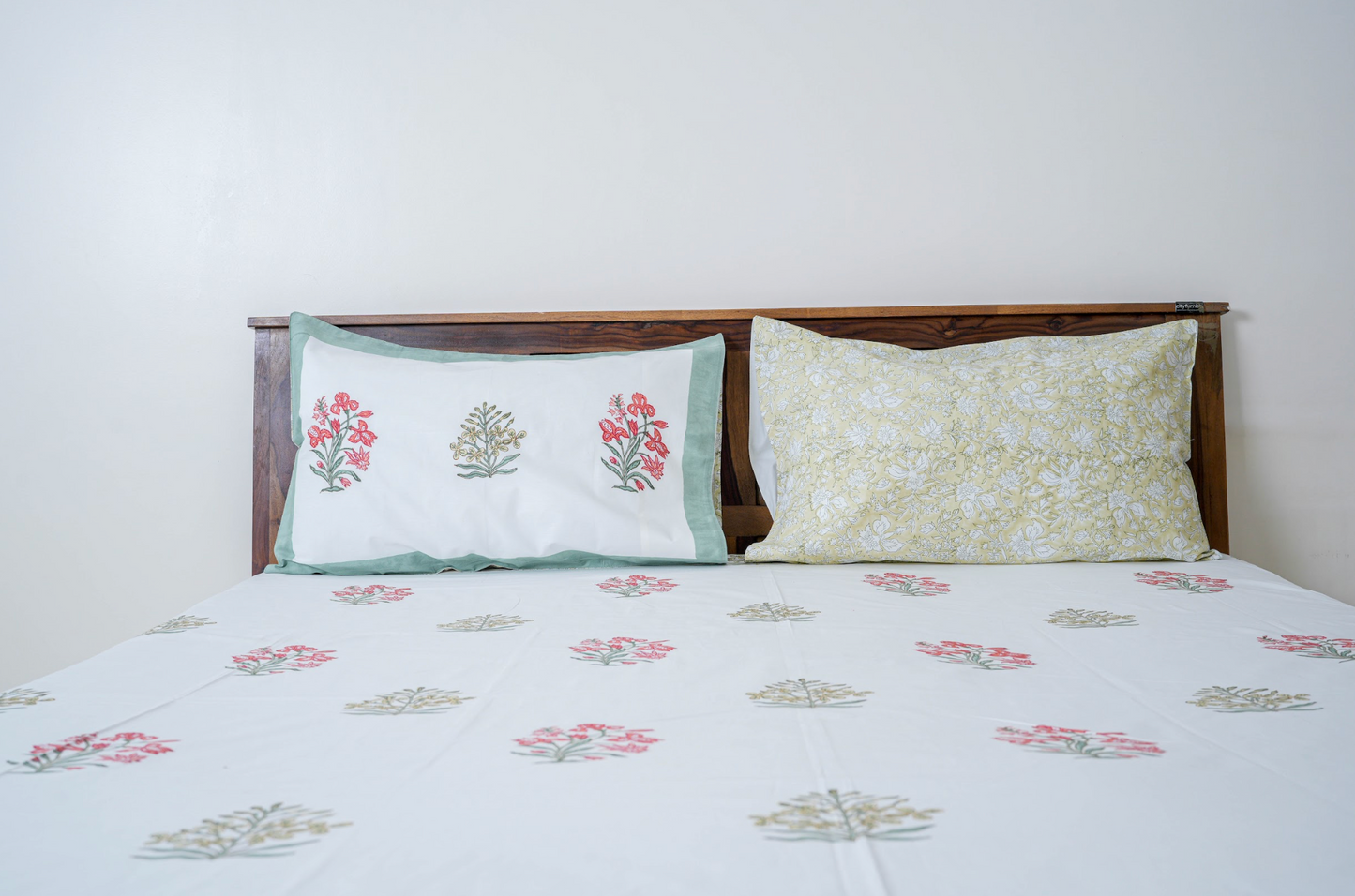 Lal pile phool |Handblock printed Bedsheet|Doublebed: Queen Size|300 TC Premium Cotton|Complementing pillow covers